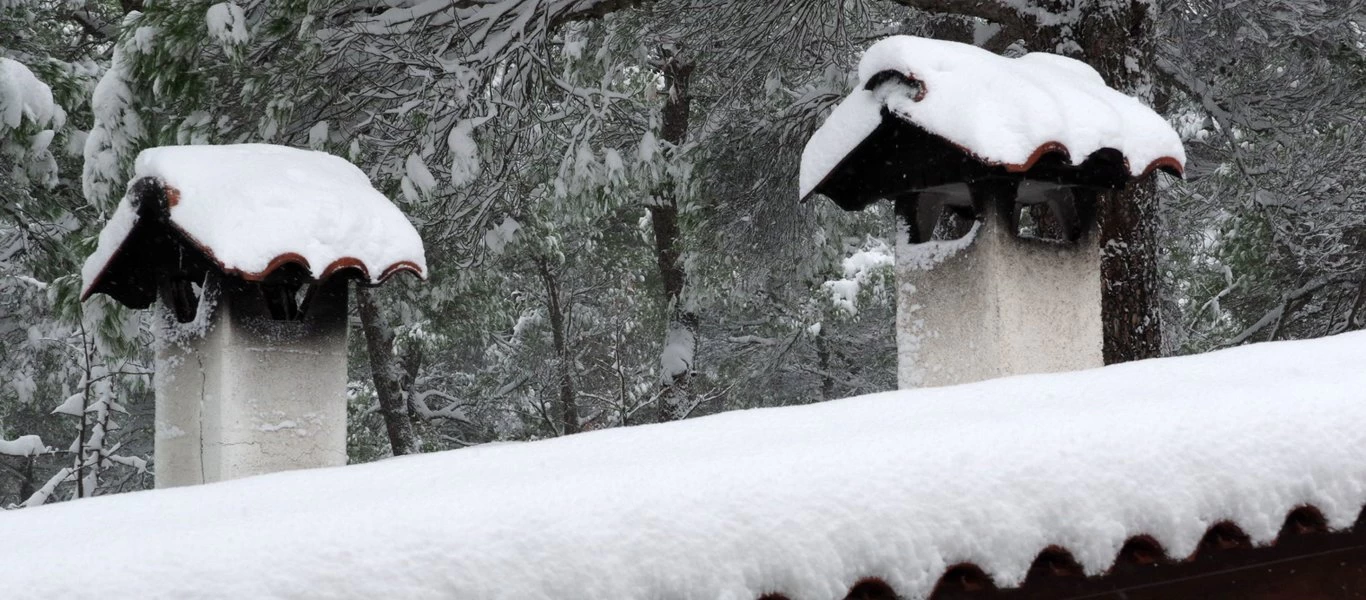 Αστυνομικός δεν μπορεί με τίποτα να μπει σπίτι από τον πάγο (βίντεο)